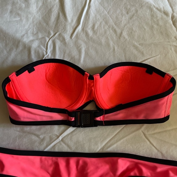 Bikini - Picture 2 of 2